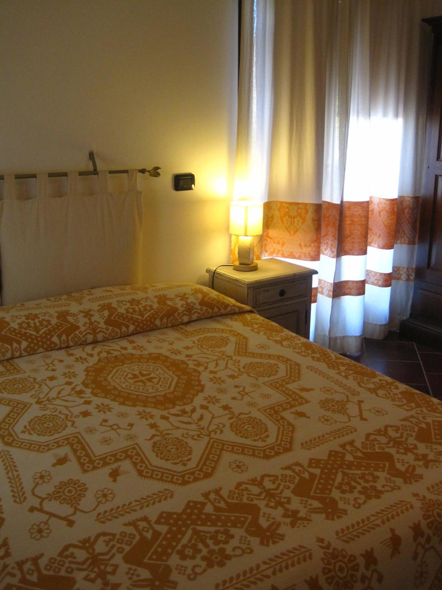 Locanda Tipica Sa Corte Oliena Extérieur photo