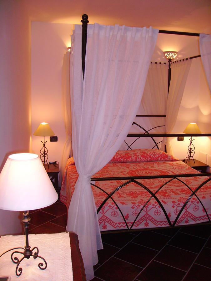 Locanda Tipica Sa Corte Oliena Extérieur photo