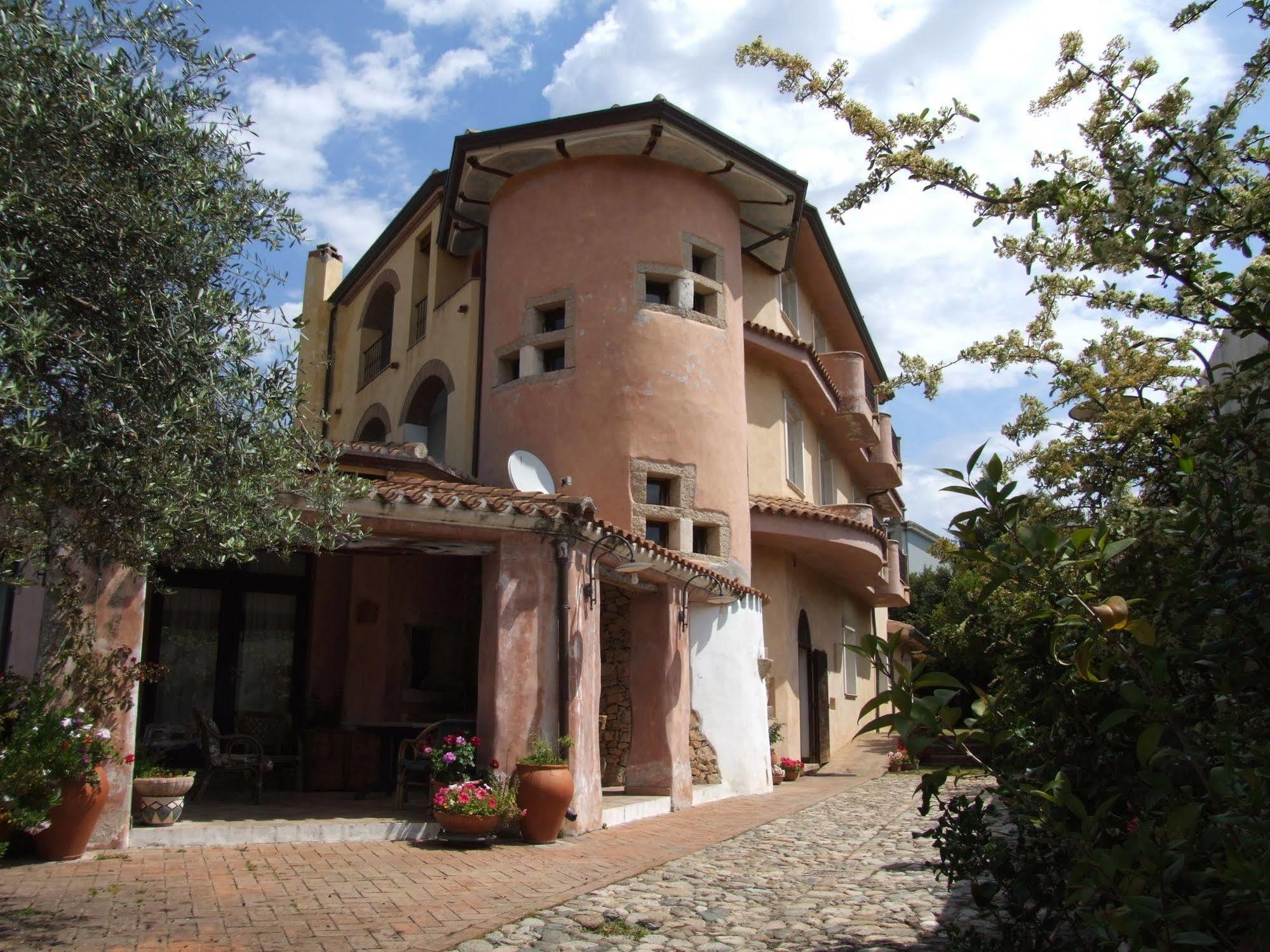 Locanda Tipica Sa Corte Oliena Extérieur photo